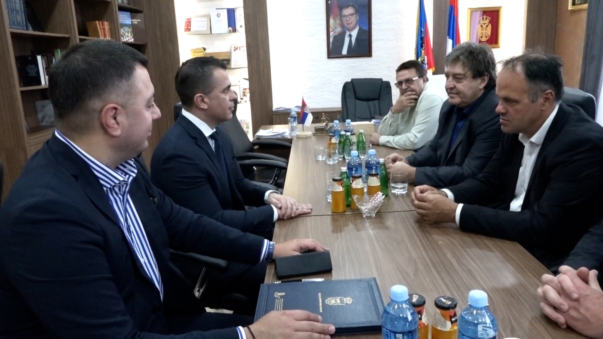 Velika Plana, ministar bez portfelja za odnose za dijasporom Djordje Milicevic potpiisao je​ ugovore za tematske letnje kampove u opstinama Velika Plana i Petrovac na Mlavi, pokrivanje